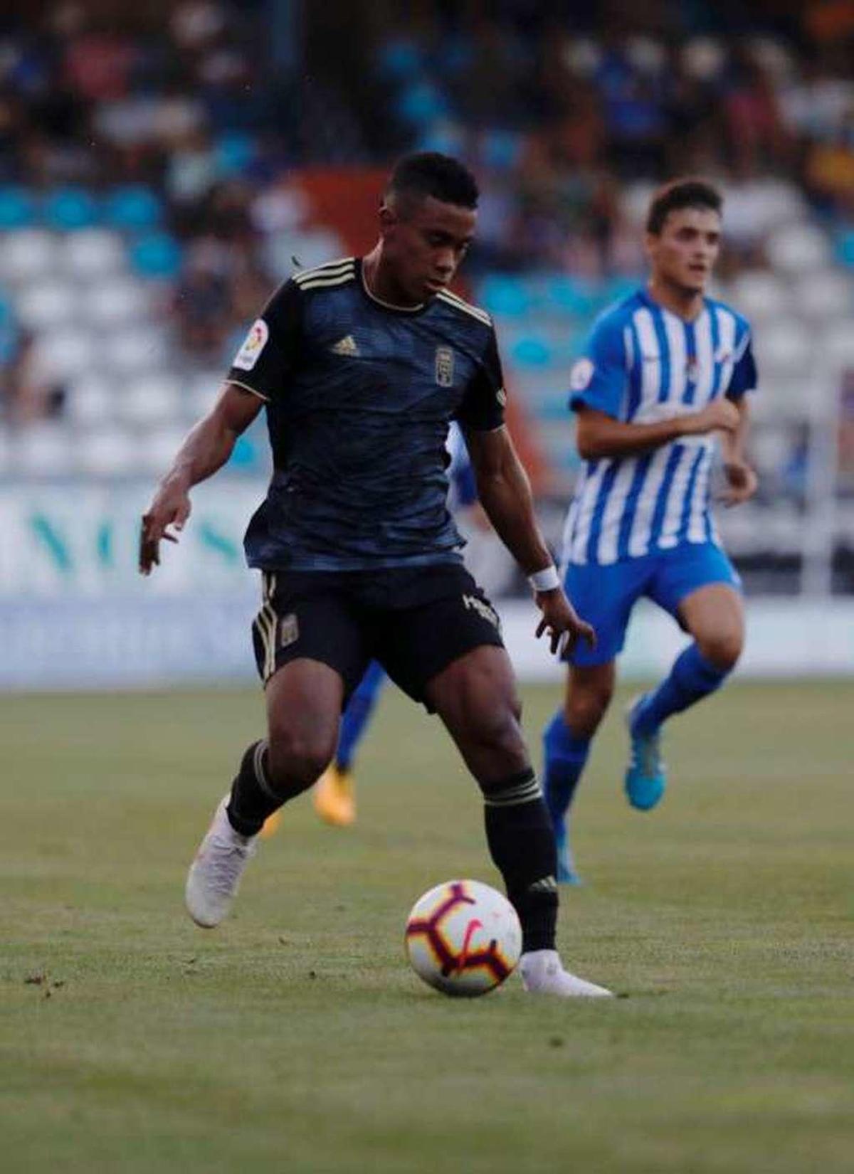 Yoel Bárcenas, en su estreno ayer con el Oviedo en El Toralín.