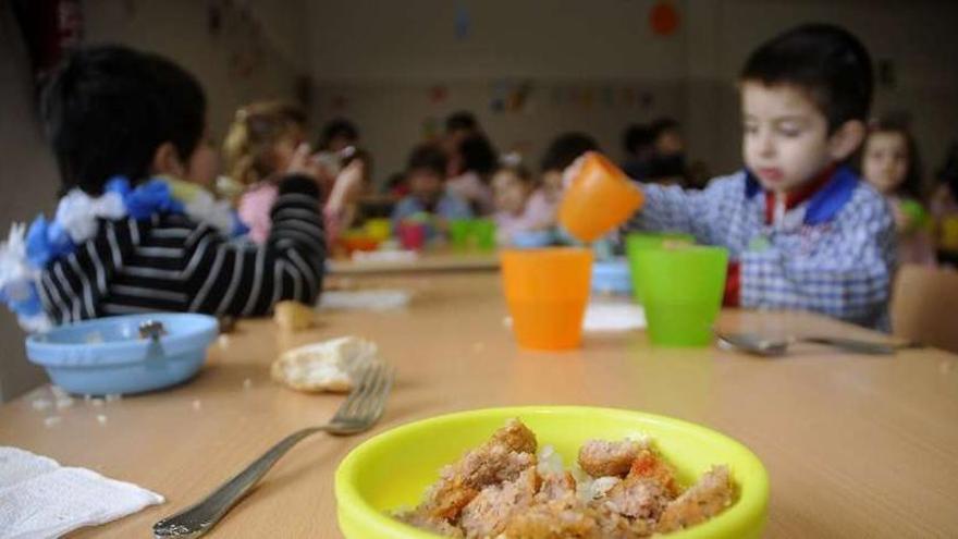 Niños en un comedor escolar de Galicia. bernabé / javier lalín