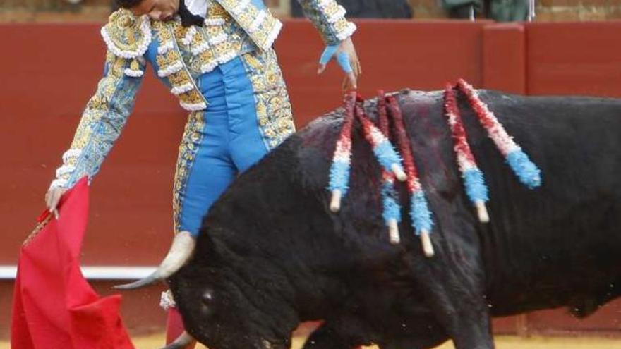 Manzanares durante la faena al toro Arrojado, en Sevilla.