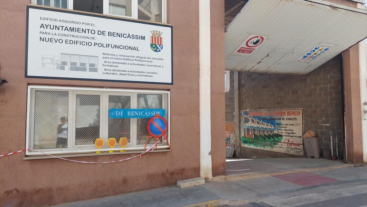 Acceso a la antigua nave de Bodolz, donde ya han comenzado los trabajos para su transformación en el futuro edificio polifuncional de Benicàssim.