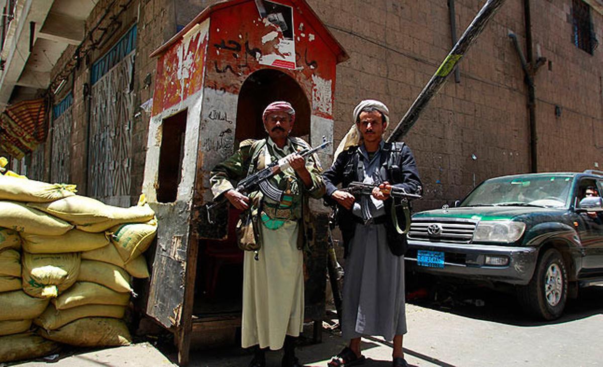 Fidels iemenites de la tribu del líder Xiekh Sadiq al-Ahmar fan guàrdia aquest dimecres a Sanà després dels enfrontaments armats que s’han registrat entre la Policia i membres de la poderosa tribu d’Al-Ahmar, que s’ha unit als manifestants en l’exigència de la marxa del president Saleh.