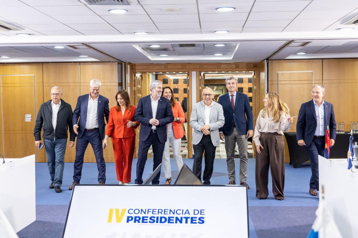El presidente Fernando Clavijo junto a los presidentes de los cabildos.