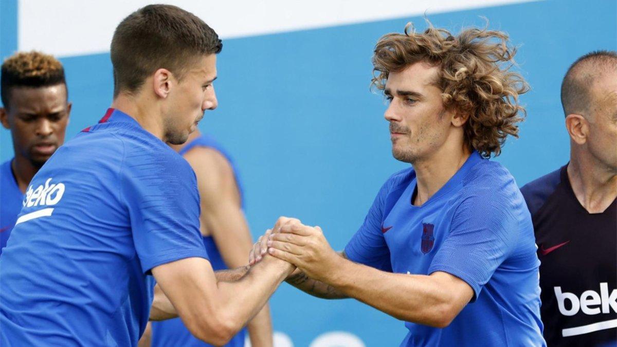 Clément Lenglet y Antoine Grioezmann durante un entrenamiento del FC Barcelona