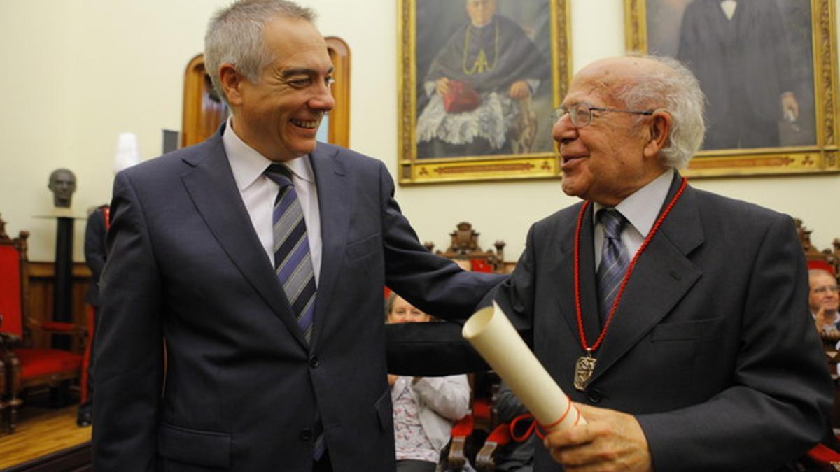 El alcalde de Terrassa, Pere Navarro, entrega la medalla a Jaume Canyameres.