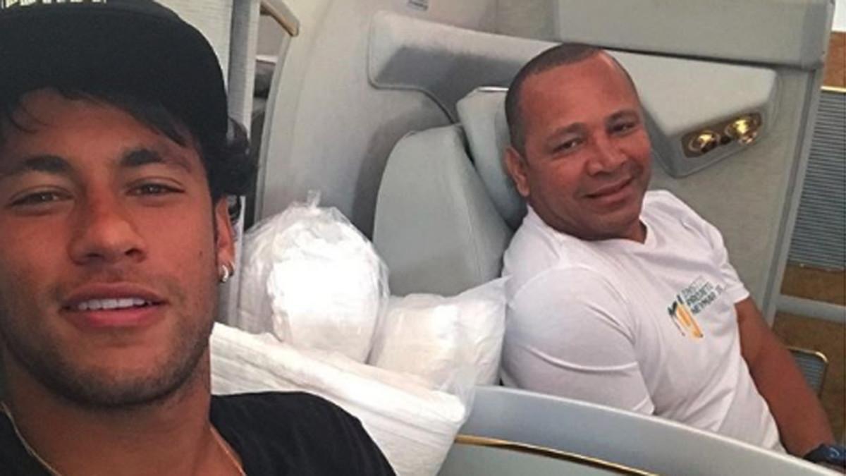 Neymar y su padre, en un avión