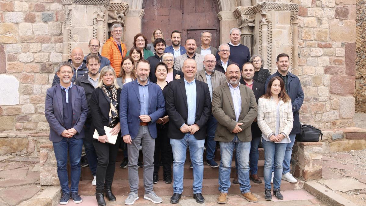 Foto de familia de los participantes del Consejo de Alcaldías del Vallès Oriental en las escaleras de acceso a la iglesia de Sant Fèlix de Canovelles