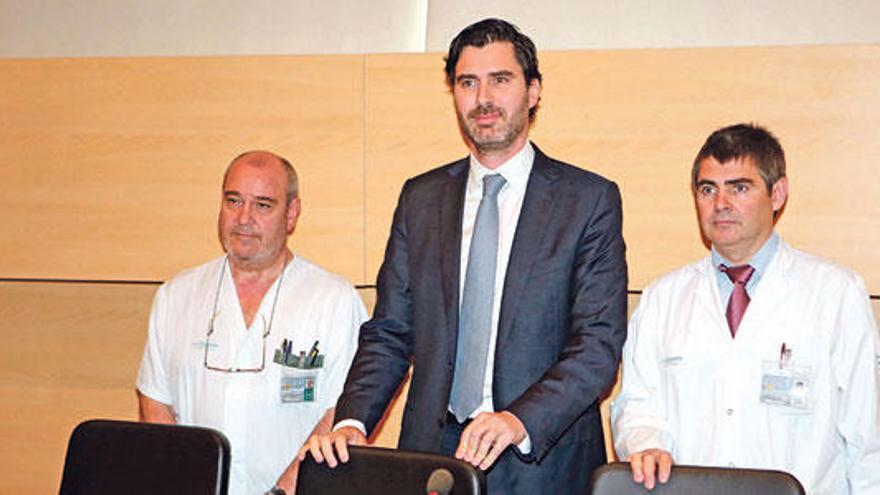 Victor Ribot junto a los responsables médicos.