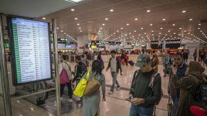 Estación de Sants en Barcelona; usuarios de Rodalies, esperan su tren.Foto archivo