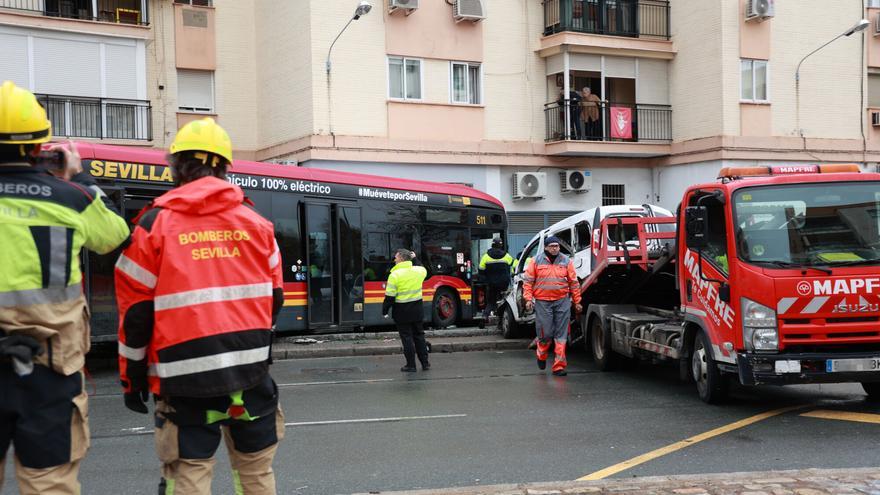 La colisión entre un coche y un autobús de Tussam deja varios heridos leves en Nervión