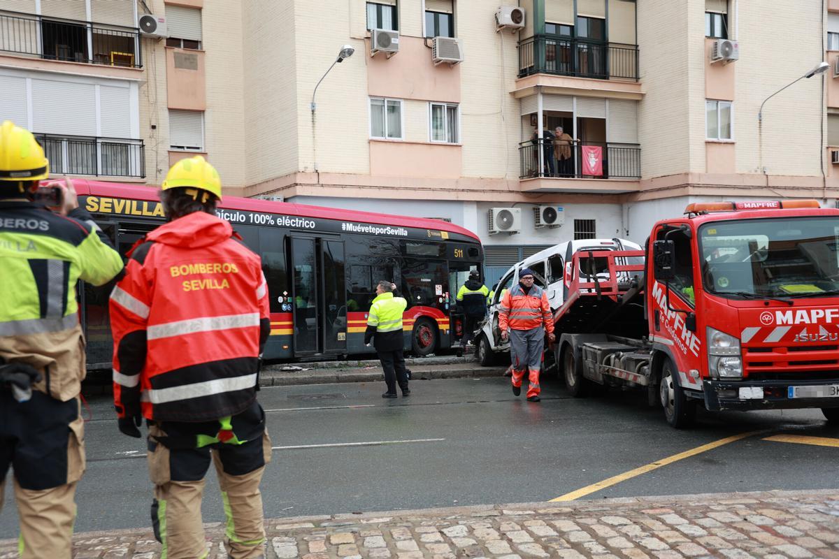 Un accidente con un autobús de Tussam deja 20 heridos en Nervión