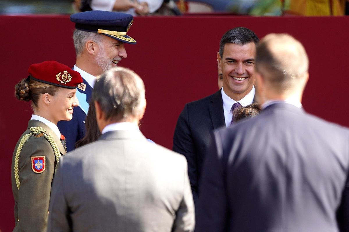 Desfile militar de la Fiesta Nacional en Madrid, presidido por los reyes