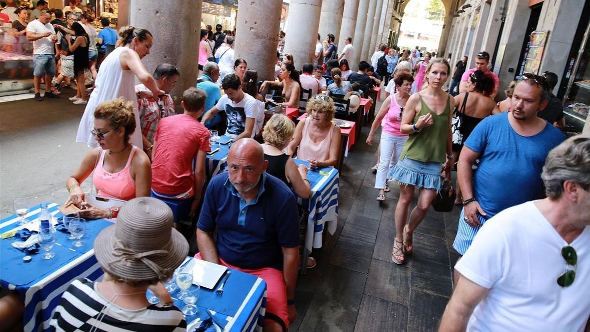 zentauroepp35026001 barcelona 09 08 2016 barcelona  muchos turistas comiendo en 190707162327