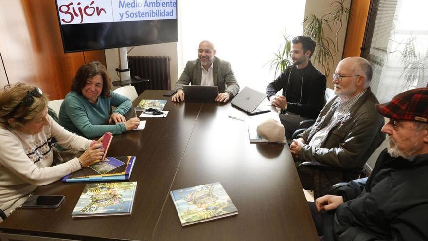 Por la izquierda, Ángela Menéndez, Inés Prada, Rodrigo Pintueles, Alejandro Navazas, Lucas Fernández y José Luis Rodríguez Peón, ayer, durante la reunión en el antiguo Hotel Madrid.