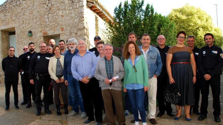 Autoridades y jefes técnicos asistentes a la reunión.