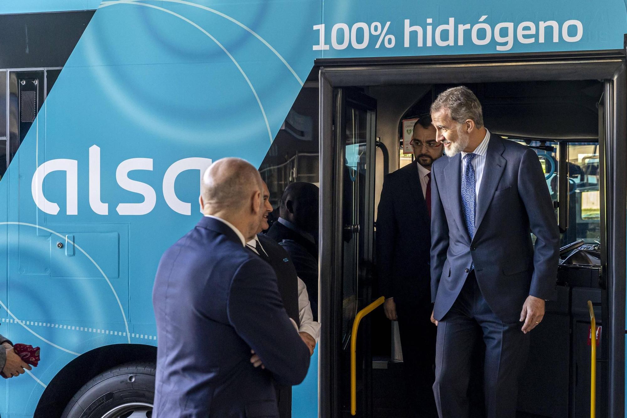 EN IMÁGENES: El Rey visita la estación de autobuses de Oviedo para conmemorar los 100 años de Alsa