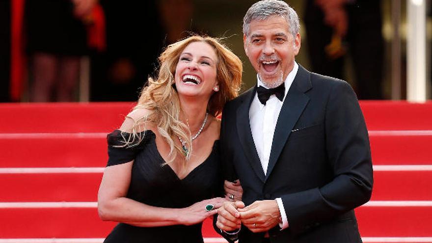 Los actores estadounidenses George Clooney y Julia Roberts posan a su llegada a la proyección de &#039;Money Monster&#039;, en el Festival Internacional de Cine de Cannes.