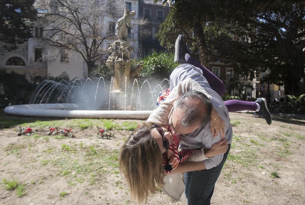 Una pareja se da un efusivo beso en la plaza Gabriel Miró