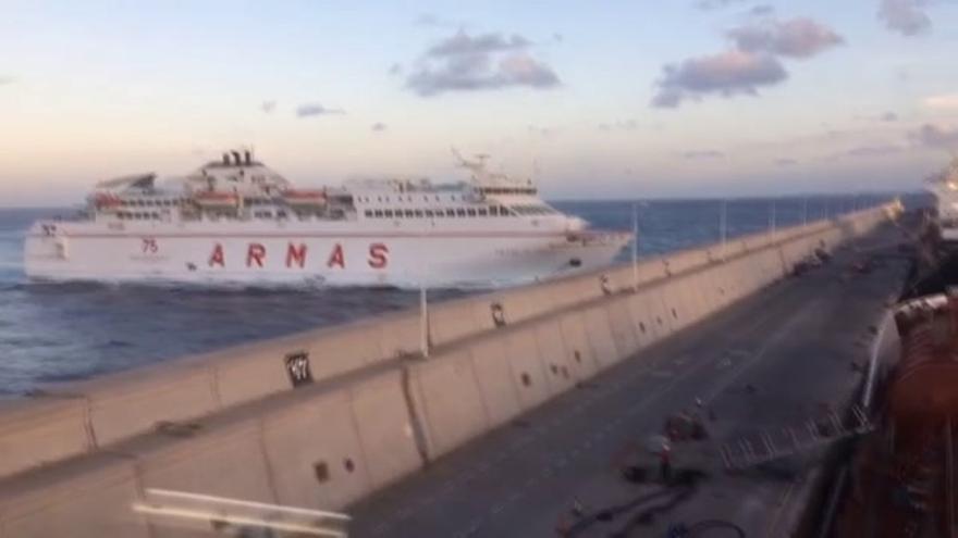 VÍDEO / Un ferry choca contra un pantalán del puerto en Las Palmas de Gran Canaria