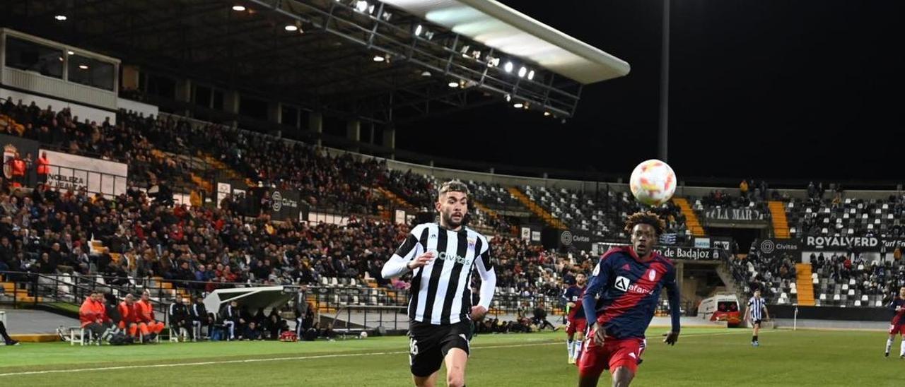 José Mas pugna por un balón durante el encuentro ante el Rayo Majadahonda.