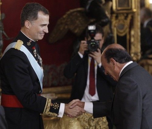 Los nueves Reyes han saludado a diversas personalidades de España en el Palacio Real