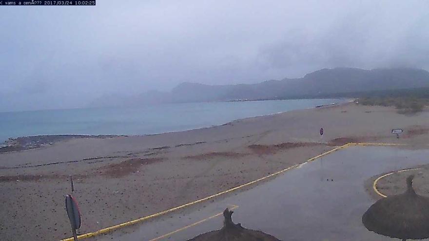 Regen satt am Freitagvormittag (24.3.) am Strand von Son Serra Marina.