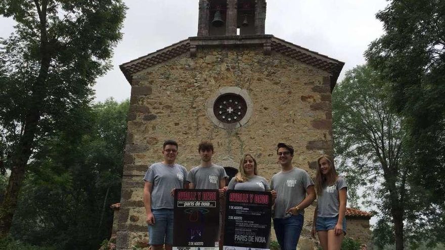 Alejandro Mata, Martín Fernández, Jennifer de Diego, Luis Cortina y Maira Fernández, con el cartel de la fiesta de La Reina de los Ángeles en Avalle.