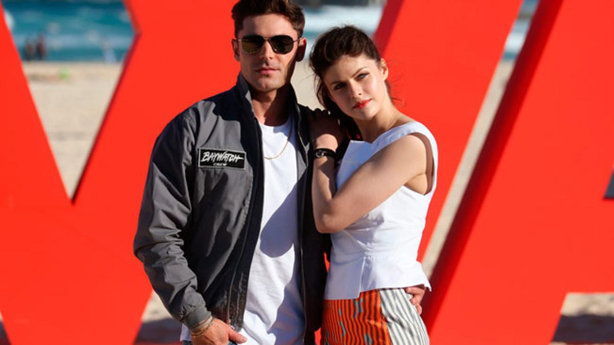 Zac Efron y Alexandra Daddario durante la presentación de 'Los Vigilantes de la Playa'. 