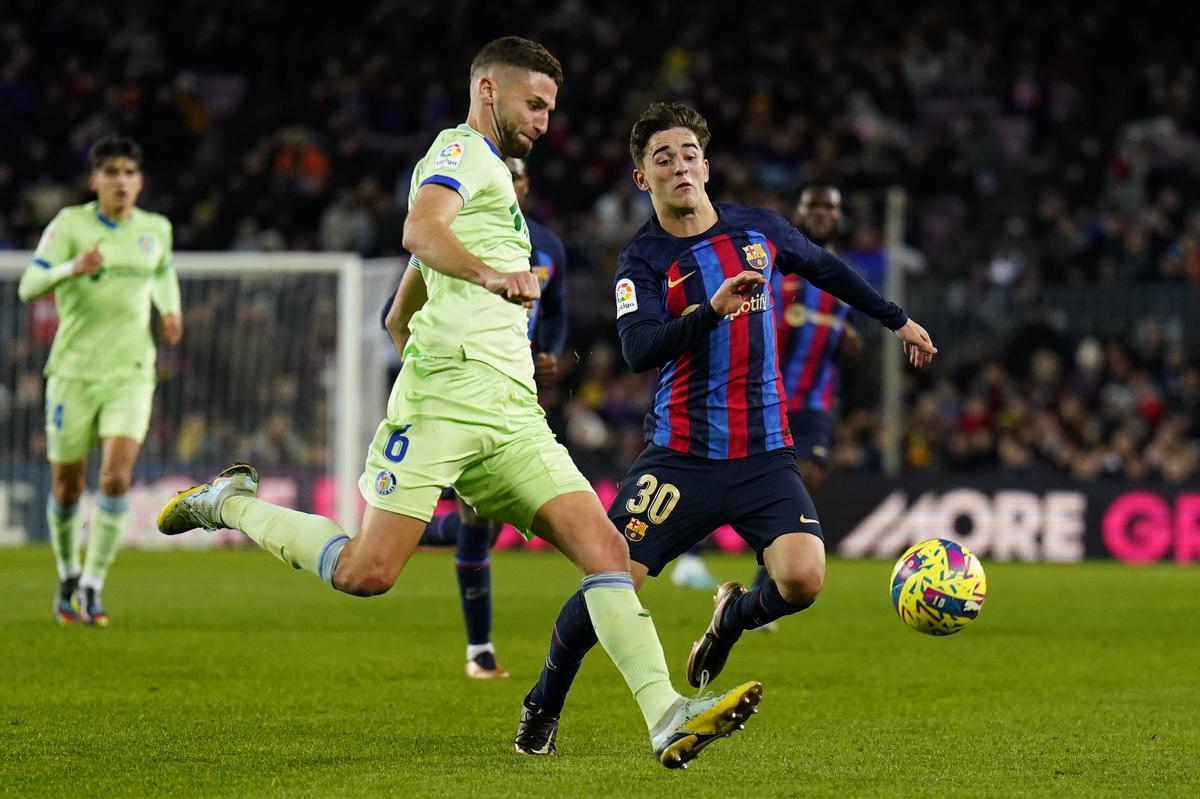 BARCELONA, 22/01/2023.- El defensa del Getafe Domingos Duarte (i) juega un balón ante Gavi, del Barcelona, durante el partido de Liga en Primera División que FC Barcelona y Getafe CF disputan este domingo en el Camp Nou. EFE/Siu Wu