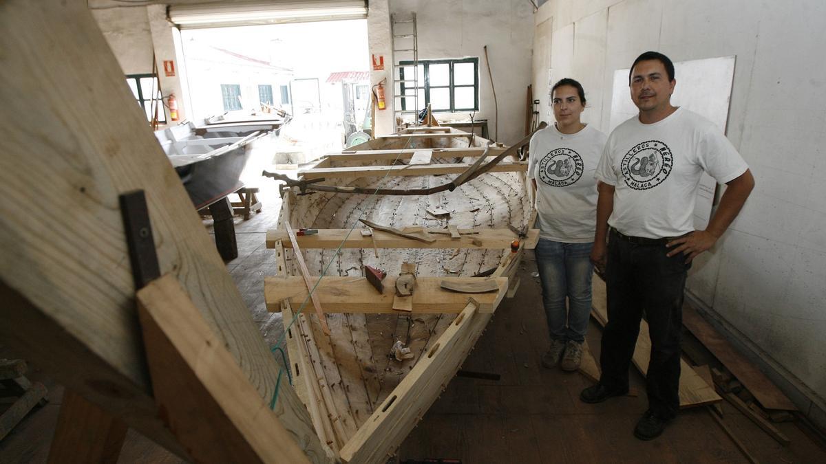 Los hermanos Rocío y Alfonso Sánchez-Guitard con la réplica del barco fenicio del siglo VII a.C.