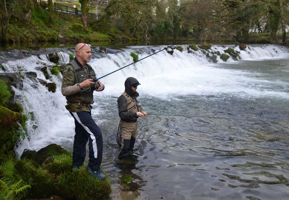 Escasas capturas en el arranque de la temporada de pesca en Pontevedra