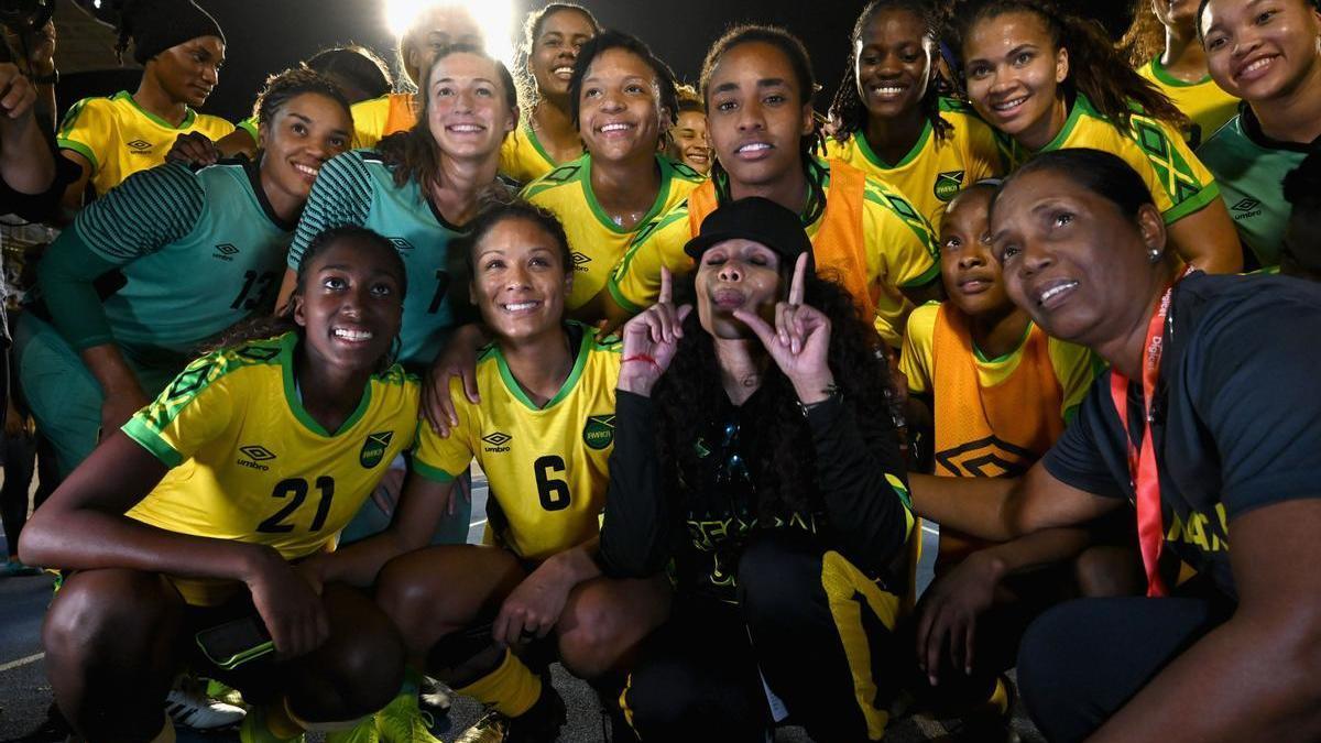 Cedella Marley junto a las jugadoras de la selección jamaicana.