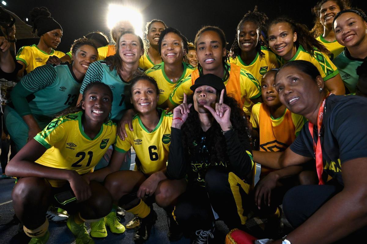 Cedella Marley junto a las jugadoras de la selección jamaicana.