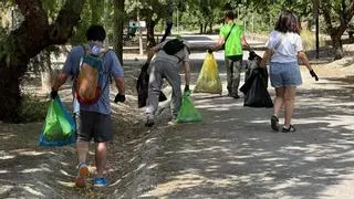 Más de 700 voluntarios limpian Extremadura de 'basuraleza': televisores, un congelador y hasta un Tamagotchi