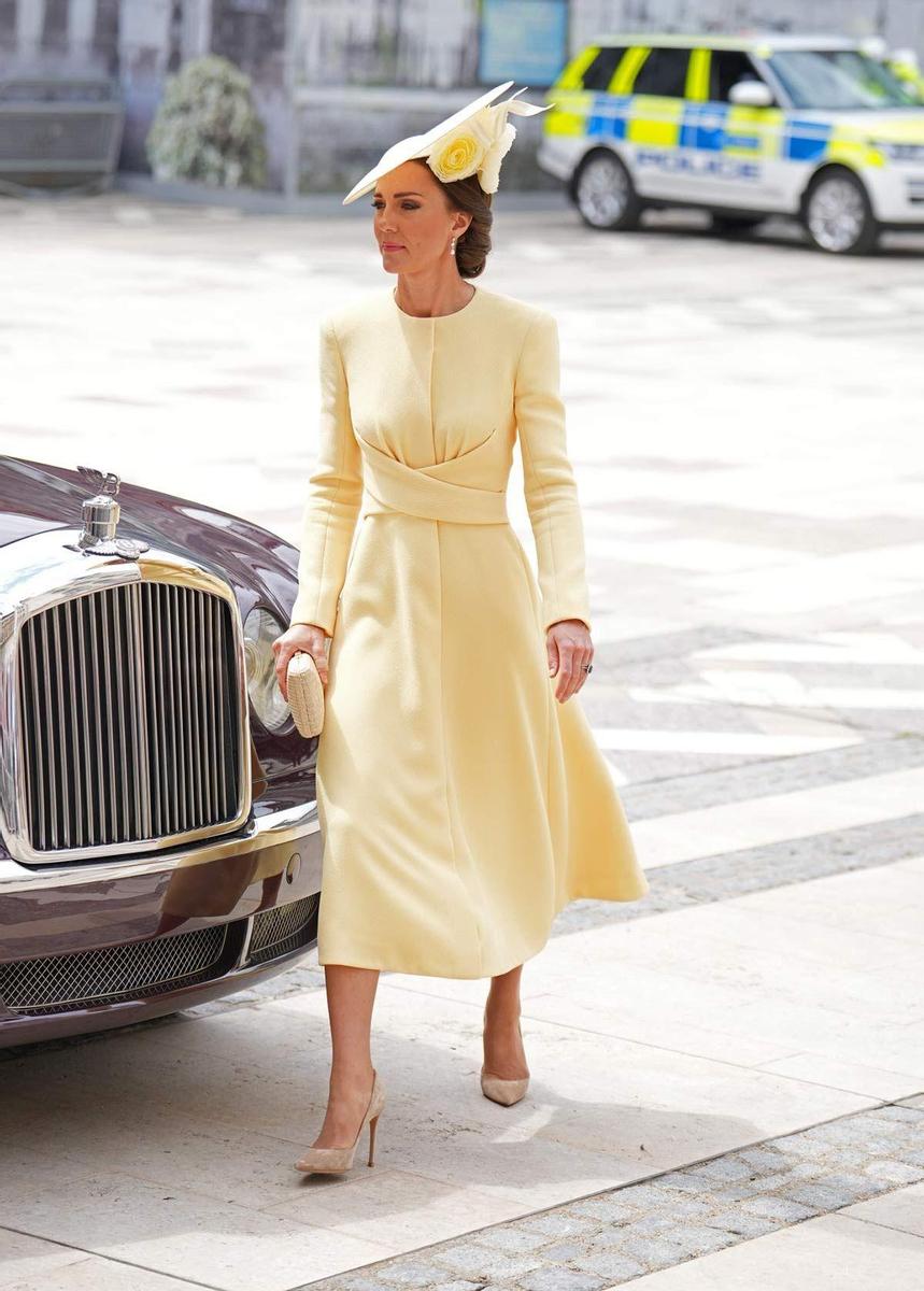 Kate Middleton con vestido amarillo limón