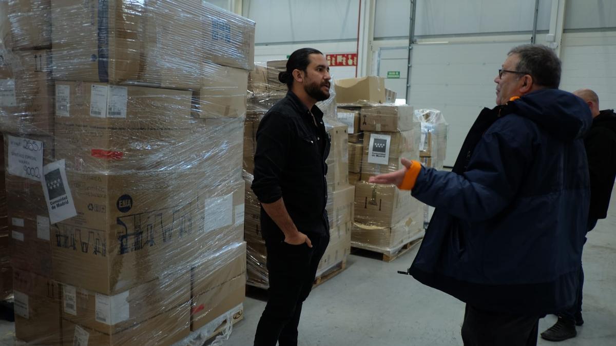 Joaquín Sánchez, junto a la mercancía de ayuda humanitaria en un almacén de Madrid