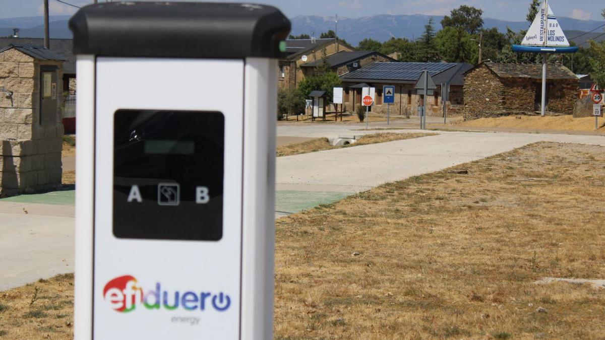 Cargador de coches eléctricos en Manzanal de Arriba. | Araceli Saavedra