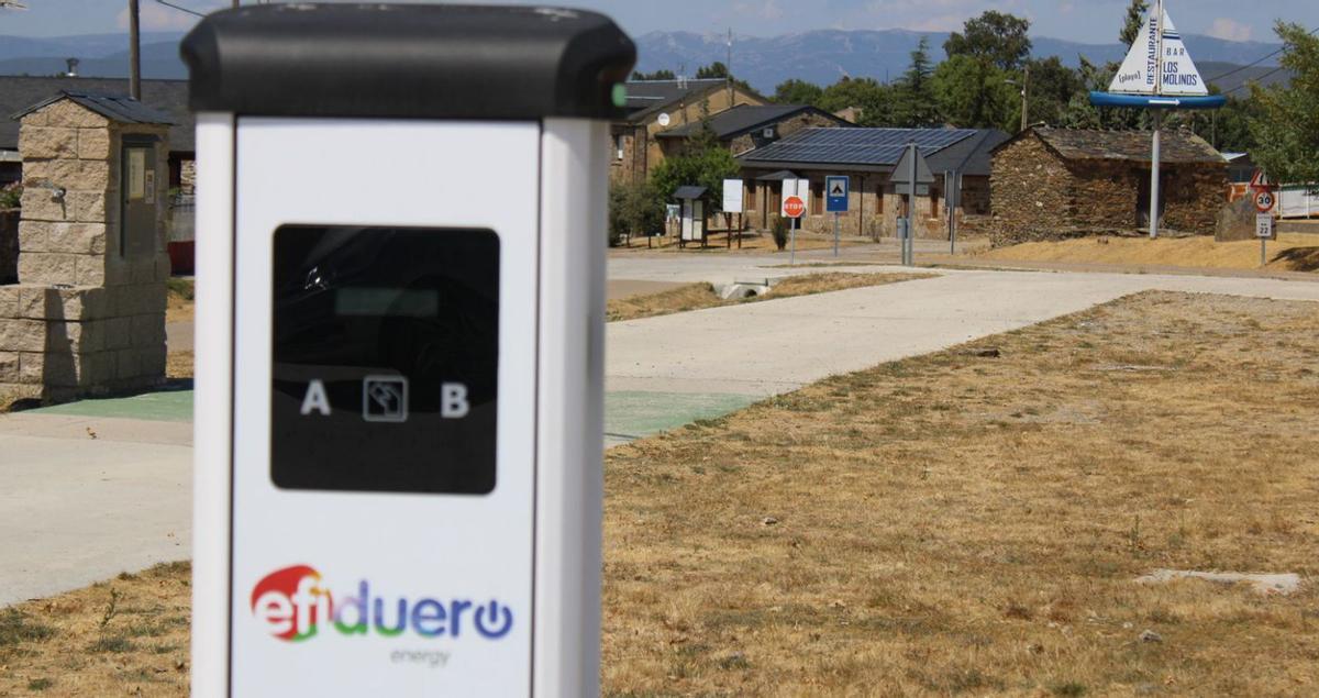 Cargador de coches eléctricos en Manzanal de Arriba. | Araceli Saavedra