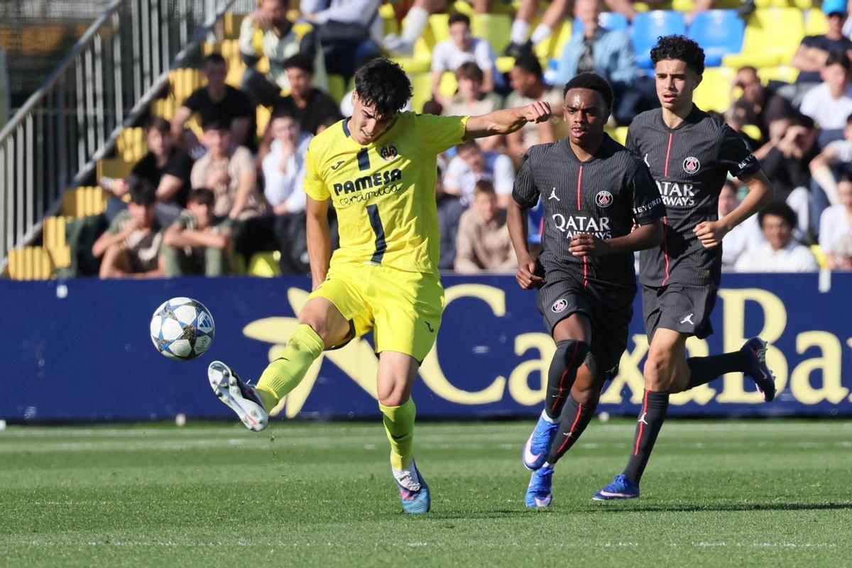 Carlos Macia lanza un balón largo hacia el terreno de juego del PSG, en el Mini Estadi.