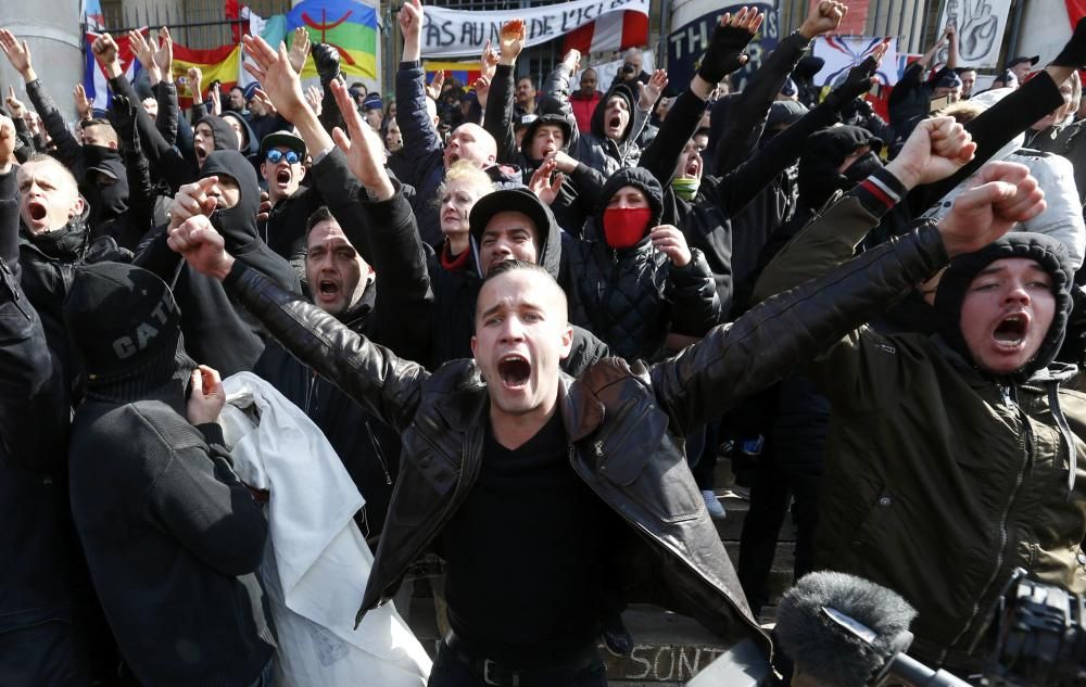 Un grupo de ultras de extrema derecha han tratado de sabotear una concentración pacífica en recuerdo a las víctimas de los atentados en la Plaza de la Bolsa de Bruselas.