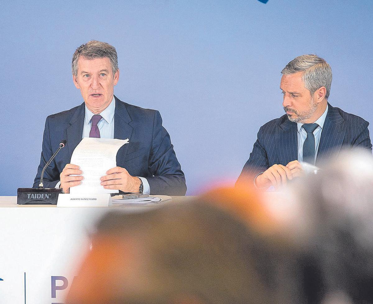 El presidente del Partido Popular, Alberto Núñez Feijóo, y el diputado del PP Juan Bravo en una reunión en Génova.