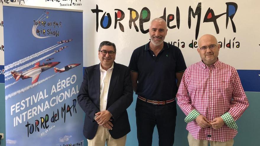 El alcalde, Antonio Moreno Ferrer, el director del festival, Pablo González, y el teniente alcalde de Torre del Mar, Jesús Pérez Atencia.