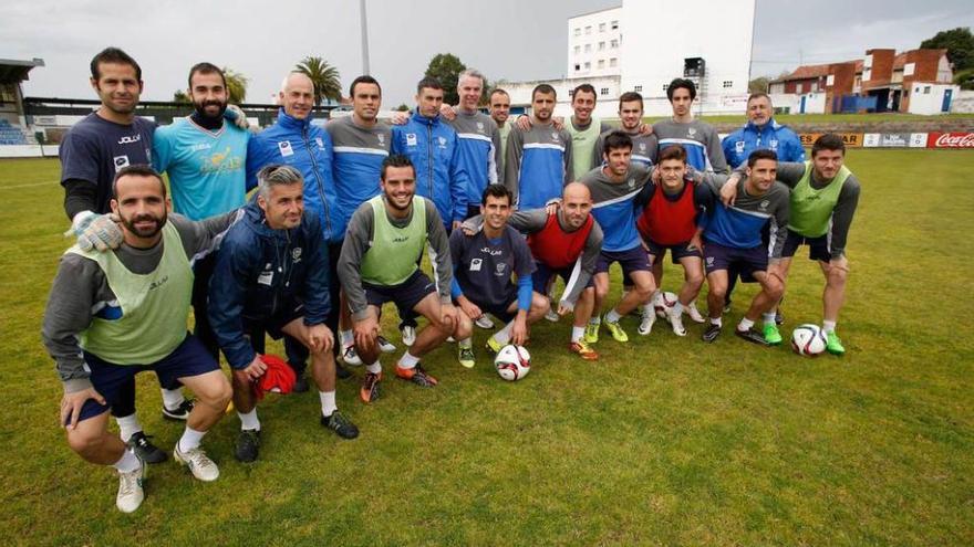 El Marino del último año. De pie, por la izquierda, Davo, Dani Laviana, Argüelles (preparador de porteros), Geni, Tejada (prepardor físico), Boris, Guaya, José Ángel, Espolita, Capelete, Góngora y Blas (técnico); agachados, Omar Sampedro, Roberto Suárez, Borja Fanjul, Ricky, Dani López, Pablo Hernández, Álvaro, Pablo Suárez y Samuel.