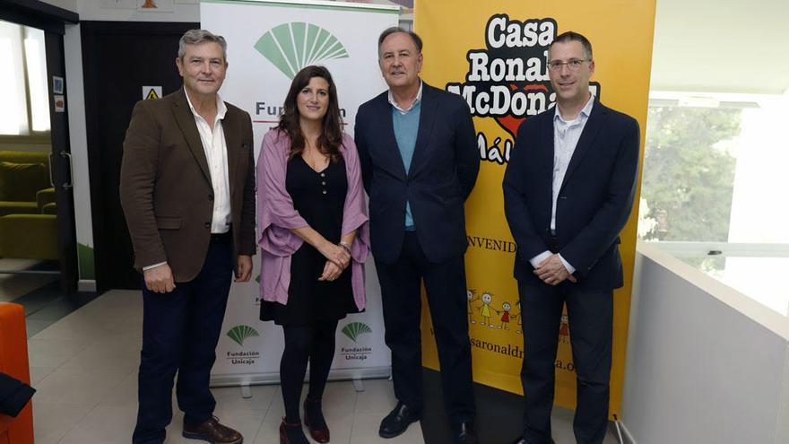 Foto de familia de la presentación del acuerdo de colaboración entre Fundación Unicaja y Ronald McDonald.