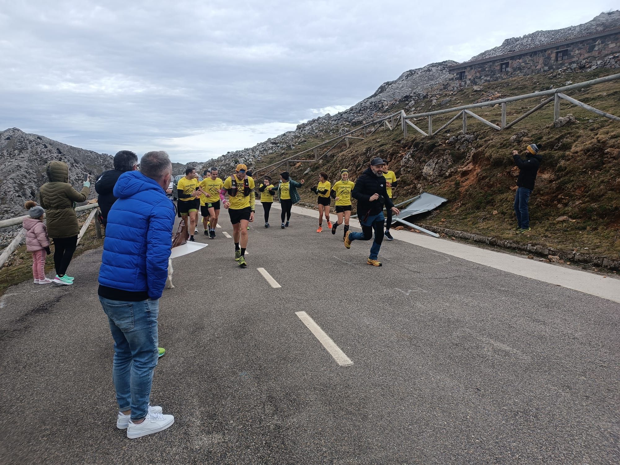 Así fue la subida solidaria al Angliru para recaudar fondos para Naiara Lillo