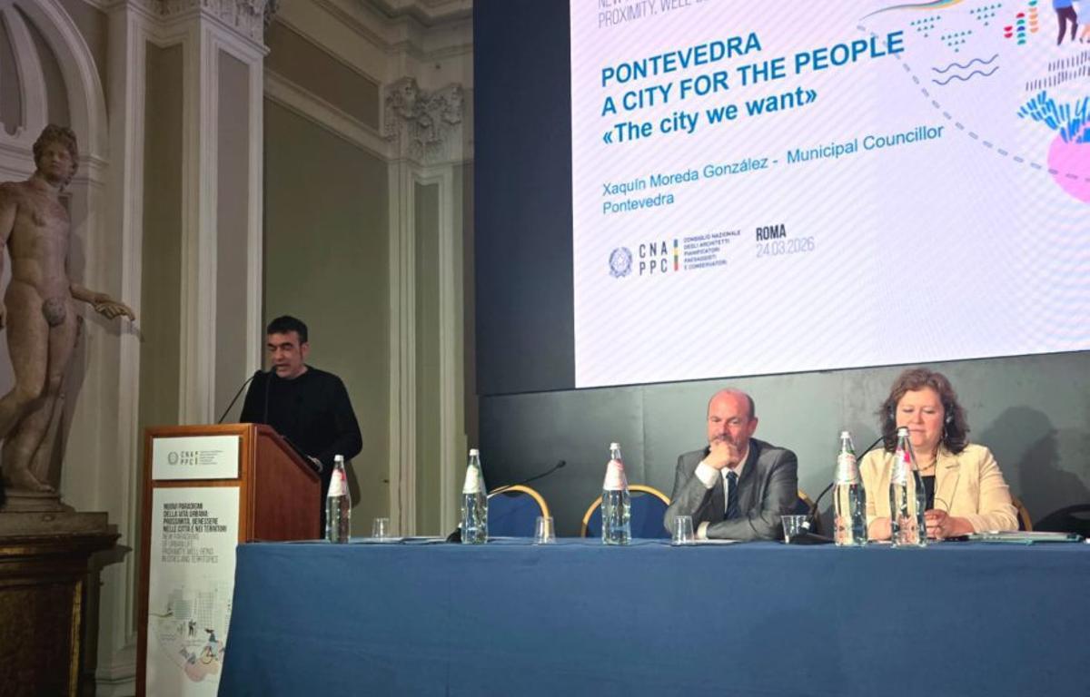 Moreda, a la izquierda, interviene en la cita de ayer. | FDV