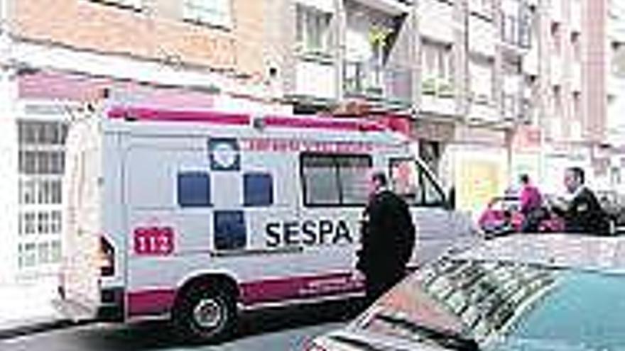 La ambulancia, en la calle Avilés.