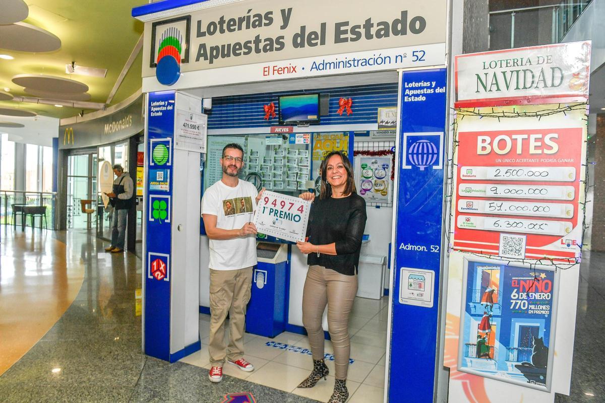 Moisés Moreno y Guayarmina Barreto, con el cartel ganador en el centro comercial Siete Palmas.