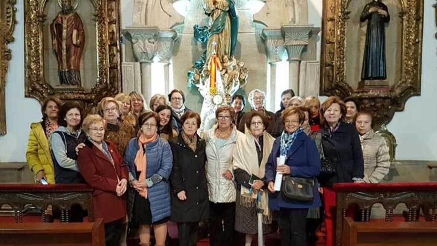 Varias de las integrantes del colectivo de adoradoras, en una de las capillas de la iglesia de San Nicolás.