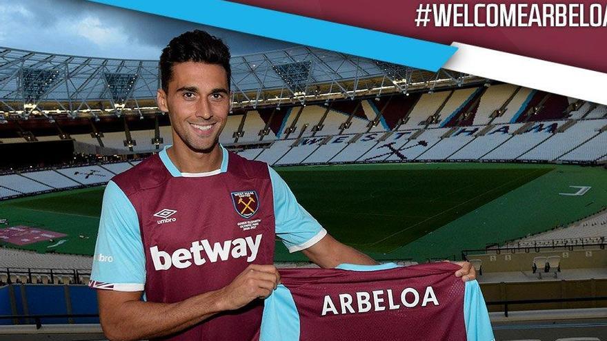 Arbeloa posa con la camiseta de su nuevo equipo.