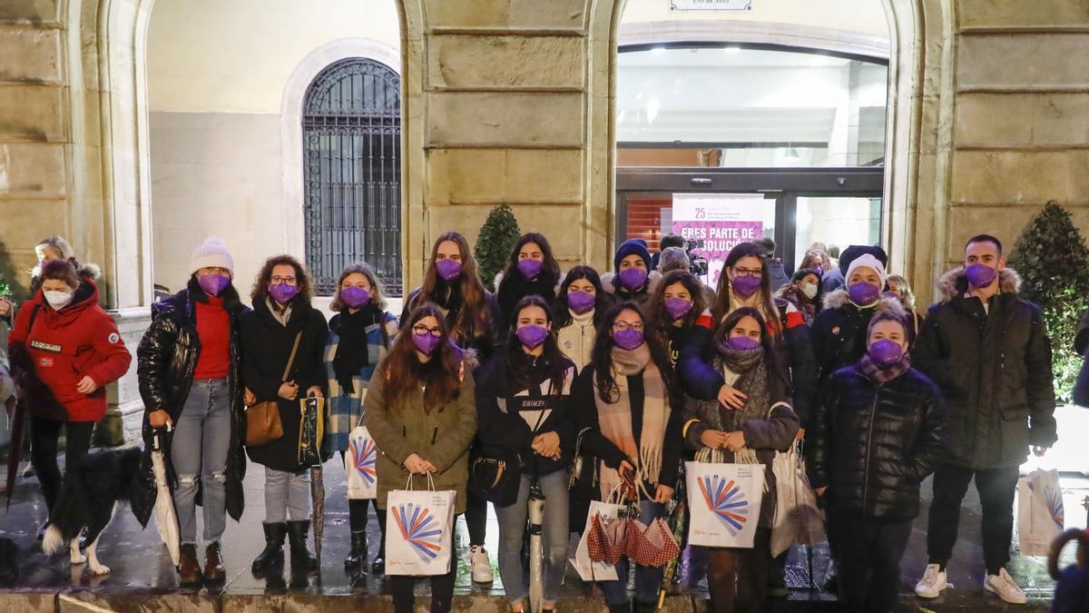 Centenares de personas asisten al acto institucional por el 25-N, en la Plaza Mayor de Gijón